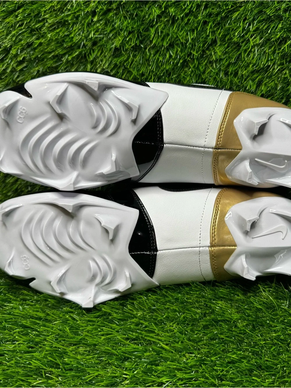 Size 10 - Mens Jordan 1 Low TD Football Cleats Patent Gold Toe - FJ6245-701